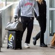 Exclusif - Brooklyn Beckham et sa compagne Nicola Peltz arrivent à l'aéroport JFK de New York pour prendre l'avion le 25 juin 2020.