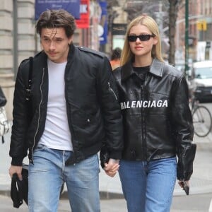 Brooklyn Beckham et sa compagne Nicola Peltz se baladent main dans la main dans les rues de New York. Les deux tourtereaux se sont rencontrés en octobre 2019.