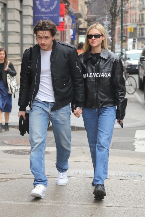 Brooklyn Beckham et sa compagne Nicola Peltz se baladent main dans la main dans les rues de New York. Les deux tourtereaux se sont rencontrés en octobre 2019.