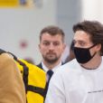 Exclusif - Brooklyn Beckham et sa compagne Nicola Peltz portent des masques assortis à leur arrivée à l'aéroport JFK de New York le 9 mars 2020.