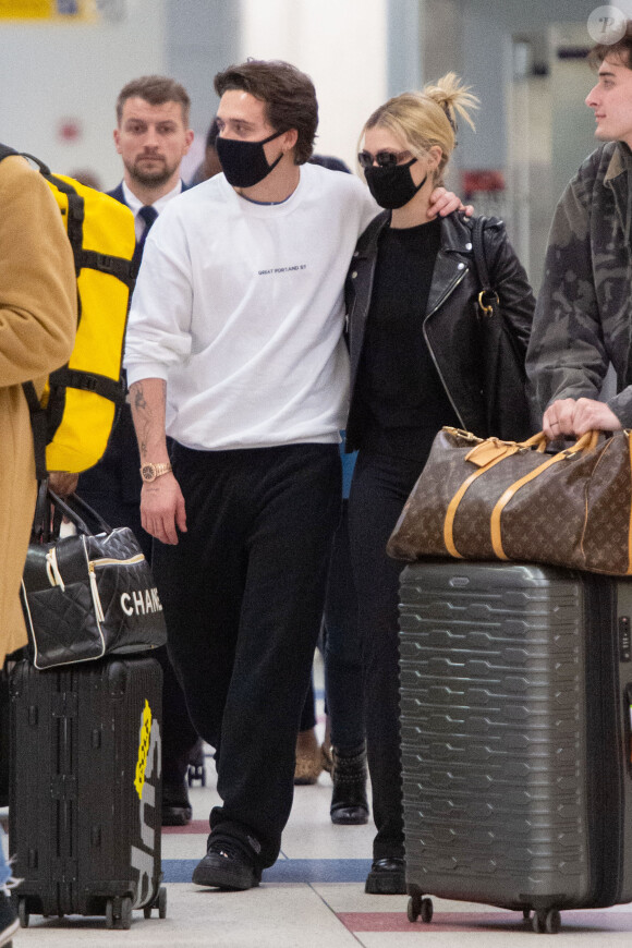 Exclusif - Brooklyn Beckham et sa compagne Nicola Peltz portent des masques assortis à leur arrivée à l'aéroport JFK de New York le 9 mars 2020.