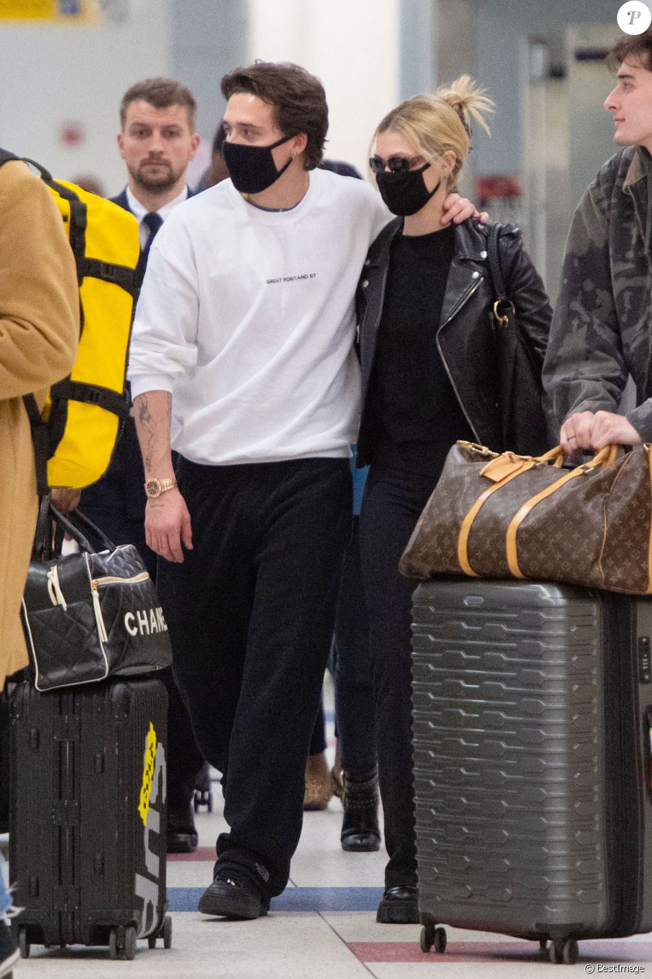 Exclusif - Brooklyn Beckham et sa compagne Nicola Peltz portent des masques assortis à leur arrivée à l&#039;aéroport JFK de New York le 9 mars 2020.