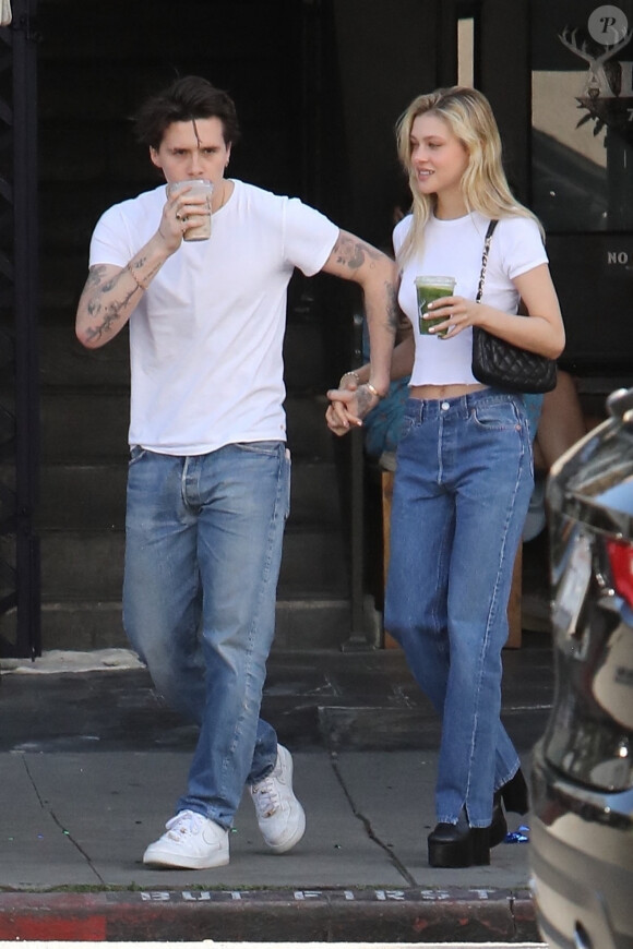 Exclusif - Brooklyn Beckham et sa compagne Nicola Peltz vont déjeuner au restaurant "Joan's On Third" à Los Angeles, le 28 février 2020.