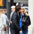 Exclusif - Brooklyn Beckham embrasse sa compagne Nicola Peltz dans la rue à New York le 10 mars 2020