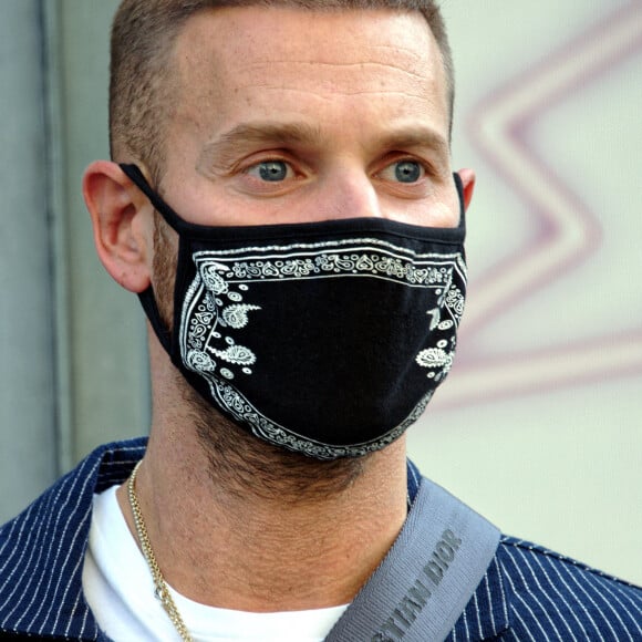 Matt Pokora à la sortie des studios NRJ à Paris le 3 juillet 2020. Il porte un masque pour se protéger de l'épidémie de Coronavirus (Covid-19). © Justine Sacreze / Bestimage