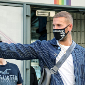 Matt Pokora à la sortie des studios NRJ à Paris le 3 juillet 2020. Il porte un masque pour se protéger de l'épidémie de Coronavirus (Covid-19). © Justine Sacreze / Bestimage