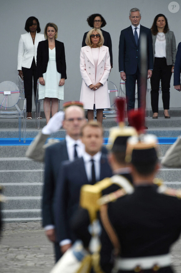 Elisabeth Moreno, ministre déléguée en charge de l'égalité entre les femmes et les hommes, de la diversité et de l'égalité des chances, Barbara Pompili, ministre de la transition écologique, la première dame Brigitte Macron, Emmanuelle Wargon, ministre déléguée en charge du logement, Bruno Le Maire, ministre de l'économie et des finances lors de la cérémonie du 14 juillet à Paris le 14 juillet 2020. © Eliot Blondet / Pool / Bestimage
