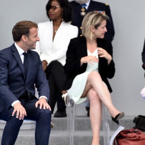 Le président Emmanuel Macron, Barbara Pompili, ministre de la transition écologique, la première dame Brigitte Macron lors de la cérémonie du 14 juillet à Paris le 14 juillet 2020. © Eliot Blondet / Pool / Bestimage