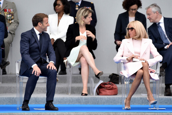 Le président Emmanuel Macron, Barbara Pompili, ministre de la transition écologique, la première dame Brigitte Macron lors de la cérémonie du 14 juillet à Paris le 14 juillet 2020. © Eliot Blondet / Pool / Bestimage
