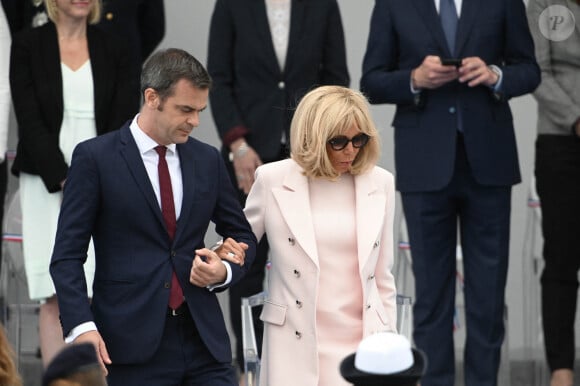 Olivier Véran, ministre des solidarités et de la santé, la première dame Brigitte Macron lors de la cérémonie du 14 juillet à Paris le 14 juillet 2020. © Eliot Blondet / Pool / Bestimage