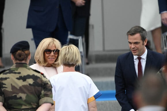 La première dame Brigitte Macron, Olivier Véran, ministre des solidarités et de la santé lors de la cérémonie du 14 juillet à Paris le 14 juillet 2020. © Eliot Blondet / Pool / Bestimage