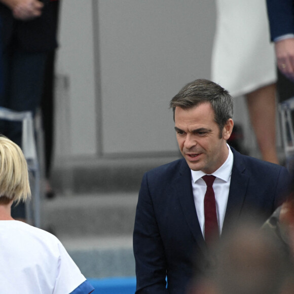 La première dame Brigitte Macron, Olivier Véran, ministre des solidarités et de la santé lors de la cérémonie du 14 juillet à Paris le 14 juillet 2020. © Eliot Blondet / Pool / Bestimage