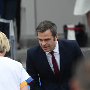 La première dame Brigitte Macron, Olivier Véran, ministre des solidarités et de la santé lors de la cérémonie du 14 juillet à Paris le 14 juillet 2020. © Eliot Blondet / Pool / Bestimage