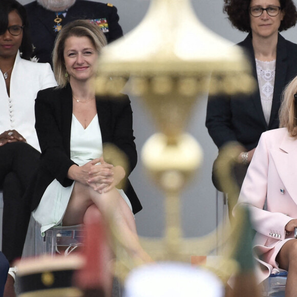 Le président Emmanuel Macron, Elisabeth Moreno, ministre déléguée en charge de l'égalité entre les femmes et les hommes, de la diversité et de l'égalité des chances, Barbara Pompili, ministre de la transition écologique, la première dame Brigitte Macron lors de la cérémonie du 14 juillet à Paris le 14 juillet 2020. © Eliot Blondet / Pool / Bestimage