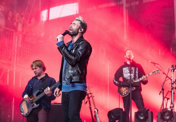 Mickey Madden (à la basse) sur scène au côté d'Adam Levine lors d'un concert de Maroon 5 à BottleRock Napa Valley le 26 mai 2017.