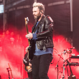 Mickey Madden (à la basse) sur scène au côté d'Adam Levine lors d'un concert de Maroon 5 à BottleRock Napa Valley le 26 mai 2017.