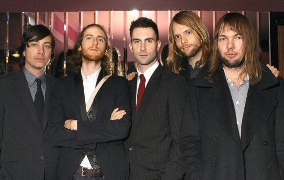 Matt Flynn, Jesse Carmichael, Adam Levine, James Valentine et Mickey Madden : Maroon 5 en 2007 lors de la présentation à Londres de l'album Playback.