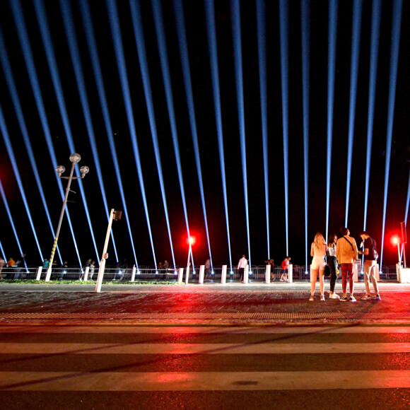 En hommage aux victimes de l'attentat du 14 juillet 2016, La ville de Nice projette 86 faisceaux qui se rejoignent dans le ciel le 14 juillet 2020. Avec la diffusion du titre du chanteur Calogero "Les feux d'artifice", sous la voûte formée par ces 86 faisceaux qui se rejoignent dans le ciel. Ils sont restés allumés jusqu'à 1 heure du matin. © Bruno Bebert / Bestimage