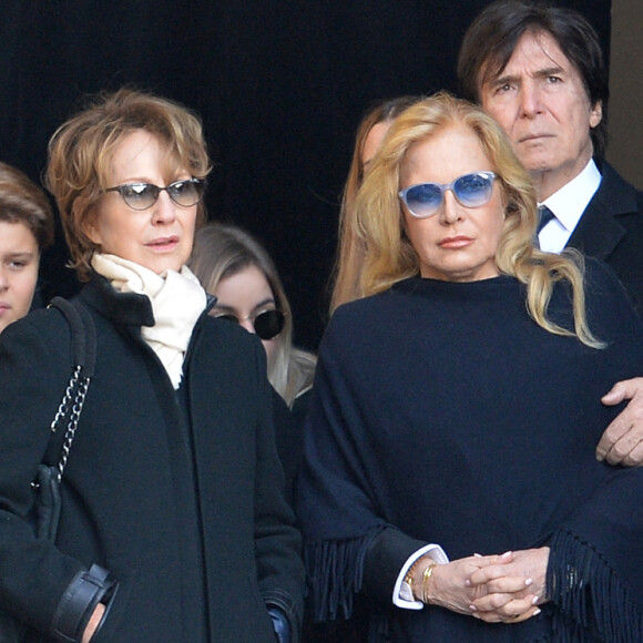 Estelle Lefébure, sa fille Emma, Alexandra Pastor, Cameron, Nathalie Baye, Sylvie Vartan et son mari Tony Scotti - Arrivées des personnalités en l'église de La Madeleine pour les obsèques de Johnny Hallyday à Paris le 8 decembre 2017. © Veeren/Bestimage