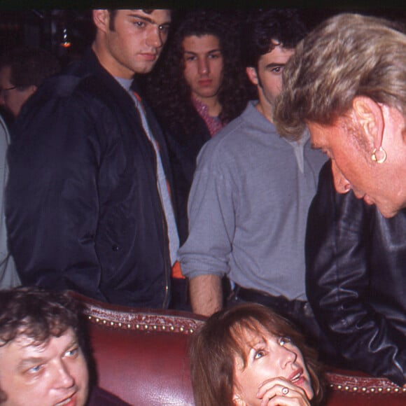 Dominique Besnehard, Nathalie Baye et Johnny Hallyday - Soirée pour Orlando pour la sortie du disque Dalida au club "Queen" à Paris en mars 1995.