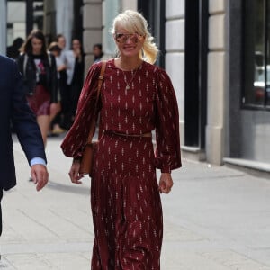 Laeticia Hallyday sort d'un déjeuner à l'Avenue avec un de ses avocats puis ils rejoignent à pied le cabinet pour un meeting le 23 septembre 2019.