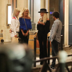 Exclusif - Laeticia Hallyday et son compagnon Pascal Balland sont allés dîner au restaurant "Joia" d'Hélène Darroze avec Liliane Jossua et Isabelle Camus à Paris. Laeticia et Pascal sont rentrés à Paris aujourd'hui après une échappée de trois jours à Florence, sans enfants, le 30 juin 2020.