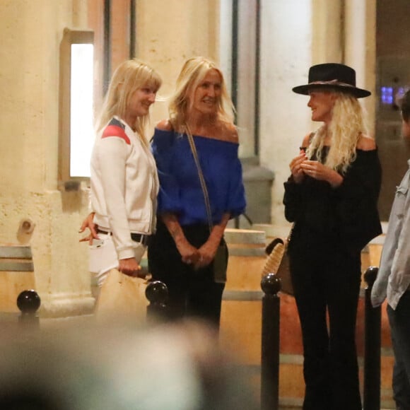 Exclusif - Laeticia Hallyday et son compagnon Pascal Balland sont allés dîner au restaurant "Joia" d'Hélène Darroze avec Liliane Jossua et Isabelle Camus à Paris. Laeticia et Pascal sont rentrés à Paris aujourd'hui après une échappée de trois jours à Florence, sans enfants, le 30 juin 2020.