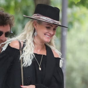 Exclusif - Laeticia Hallyday et son compagnon Pascal Balland sont allés dîner au restaurant "Joia" d'Hélène Darroze avec Liliane Jossua et Isabelle Camus à Paris. Laeticia et Pascal sont rentrés à Paris aujourd'hui après une échappée de trois jours à Florence, sans enfants, le 30 juin 2020.