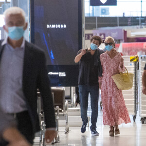 Exclusif - Laeticia Hallyday et son compagnon Pascal Balland prennent un vol à l'aéroport Roissy CDG pour une échappée à deux, sans enfants le 26 juin 2020.