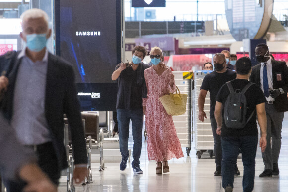 Exclusif - Laeticia Hallyday et son compagnon Pascal Balland prennent un vol à l'aéroport Roissy CDG pour une échappée à deux, sans enfants le 26 juin 2020.