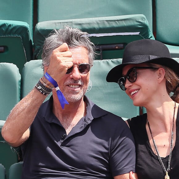 Hélène de Fougerolles et son compagnon Marc Simoncini - People dans les tribunes des Internationaux de France de Tennis de Roland Garros à Paris. Le 8 juin 2018 © Cyril Moreau / Bestimage