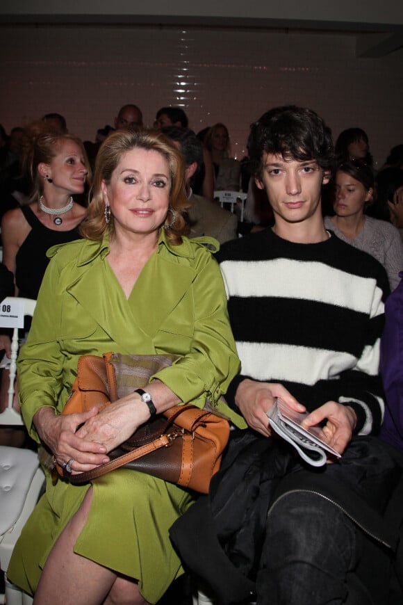 Catherine Deneuve et son petit-fils Igor Divetain-Vadim lors d'un défilé Jean-Paul Gaultier. Le 3 octobre 2009. @Denis Guignebourg/ABACAPRESS.COM