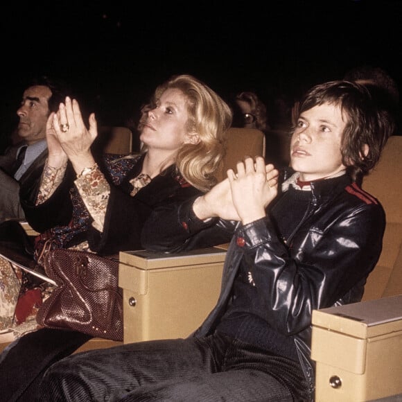 Catherine Deneuve, Roger Vadim et leur fils de 13 ans. Paris. Novembre 1976. @United archives/DPA/ABACAPRESS.COM