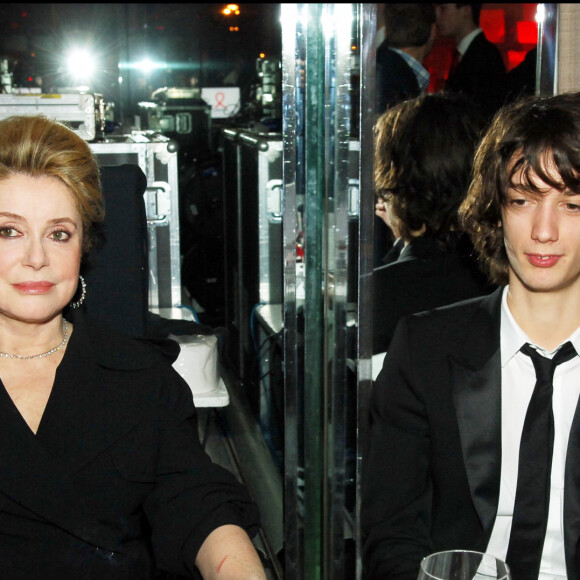Catherine Deneuve et son petit-fils, Igor Divetain-Vadim - Soirée Sidaction au Pavillon d'Armenonville à Paris. Le 25 janvier 2006.