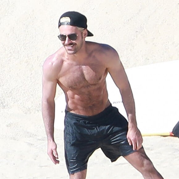 Exclusif - Zac Efron et son frère Dylan s'amusent sur une plage de Cabo San Lucas (Los Cabos) au Mexique le 11 janvier 2019.