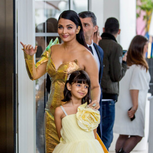 Aishwarya Rai et sa fille Aaradhya Bachchan est devant l'hôtel Martinez lors du 72ème Festival International du Film de Cannes, le 19 mai 2019.