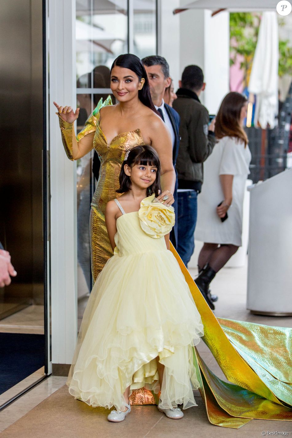 Aishwarya Rai et sa fille Aaradhya Bachchan est devant l'hôtel Martinez