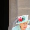 La reine Elisabeth II d'Angleterre remet au capitaine Thomas Moore son titre de chevalier lors d'une cérémonie au château de Windsor, le 17 juillet 2020.