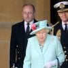 La reine Elisabeth II d'Angleterre remet au capitaine Thomas Moore son titre de chevalier lors d'une cérémonie au château de Windsor, le 17 juillet 2020.