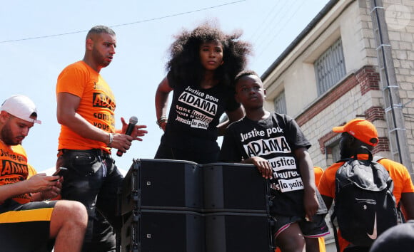Marche pour Adama Traoré décédé le 19 juillet 2016 en présence de sa soeur Assa Traoré à Beaumont-sur-Oise le 18 juillet 2020.