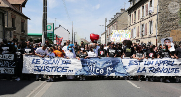Marche pour Adama Traoré décédé le 19 juillet 2016 en présence de sa soeur Assa Traoré à Beaumont-sur-Oise le 18 juillet 2020.