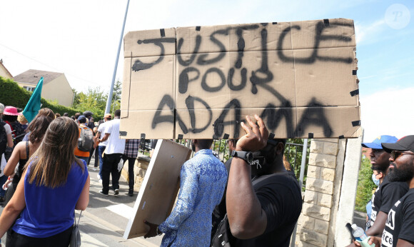 Marche pour Adama Traoré décédé le 19 juillet 2016 en présence de sa soeur Assa Traoré à Beaumont-sur-Oise le 18 juillet 2020.