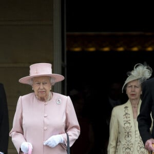 Catherine Kate Middleton, la duchesse de Cambridge, le prince William, duc de Cambridge, la reine Elisabeth II d'Angleterre, la princesse Anne, le prince Philip, duc d'Edimbourg et la princesse Beatrice d'York - La famille royale lors d'une garden party au château de Buckingham à Londres, le 16 mai 2017.