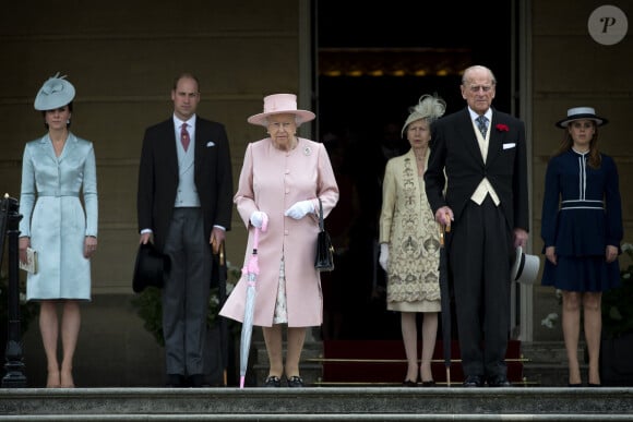 Catherine Kate Middleton, la duchesse de Cambridge, le prince William, duc de Cambridge, la reine Elisabeth II d'Angleterre, la princesse Anne, le prince Philip, duc d'Edimbourg et la princesse Beatrice d'York - La famille royale lors d'une garden party au château de Buckingham à Londres, le 16 mai 2017.