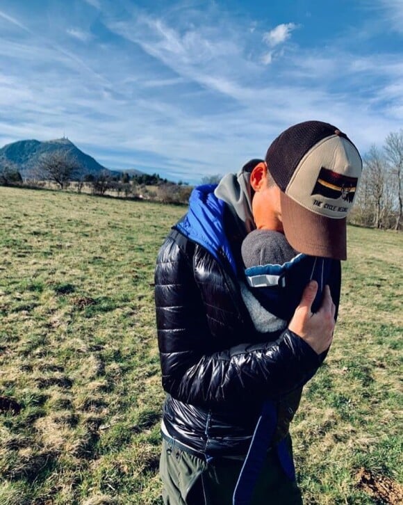 Romain Bardet avec son fils Angus le 15 mars 2020.