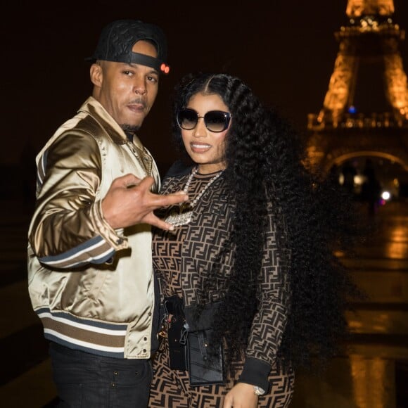Exclusif - Nicki Minaj et son nouveau compagnon Kenneth "Zoo" Petty quittent l'hôtel Royal Monceau et vont poser en photo devant la tour Eiffel à Paris le 8 mars 2019