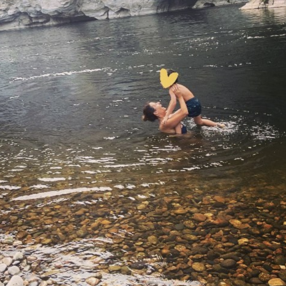 Faustine Bollaert en vacances en Dordogne en famille, avec son mari Maxime Chattam et leurs enfants Abbie (7 ans) et Peter (5 ans le 24 juillet 2020) en juillet 2020.