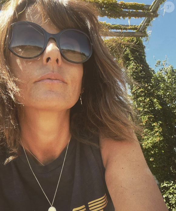 Faustine Bollaert en vacances en Dordogne en famille, avec son mari Maxime Chattam et leurs enfants Abbie (7 ans) et Peter (5 ans le 24 juillet 2020) en juillet 2020.
