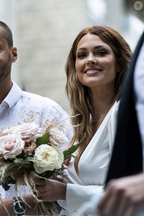 Caroline Receveur - Caroline Receveur et Hugo Philip arrivent à la Mairie du 16ème arrondissement à Paris pour leur mariage, le 11 juillet 2020.
