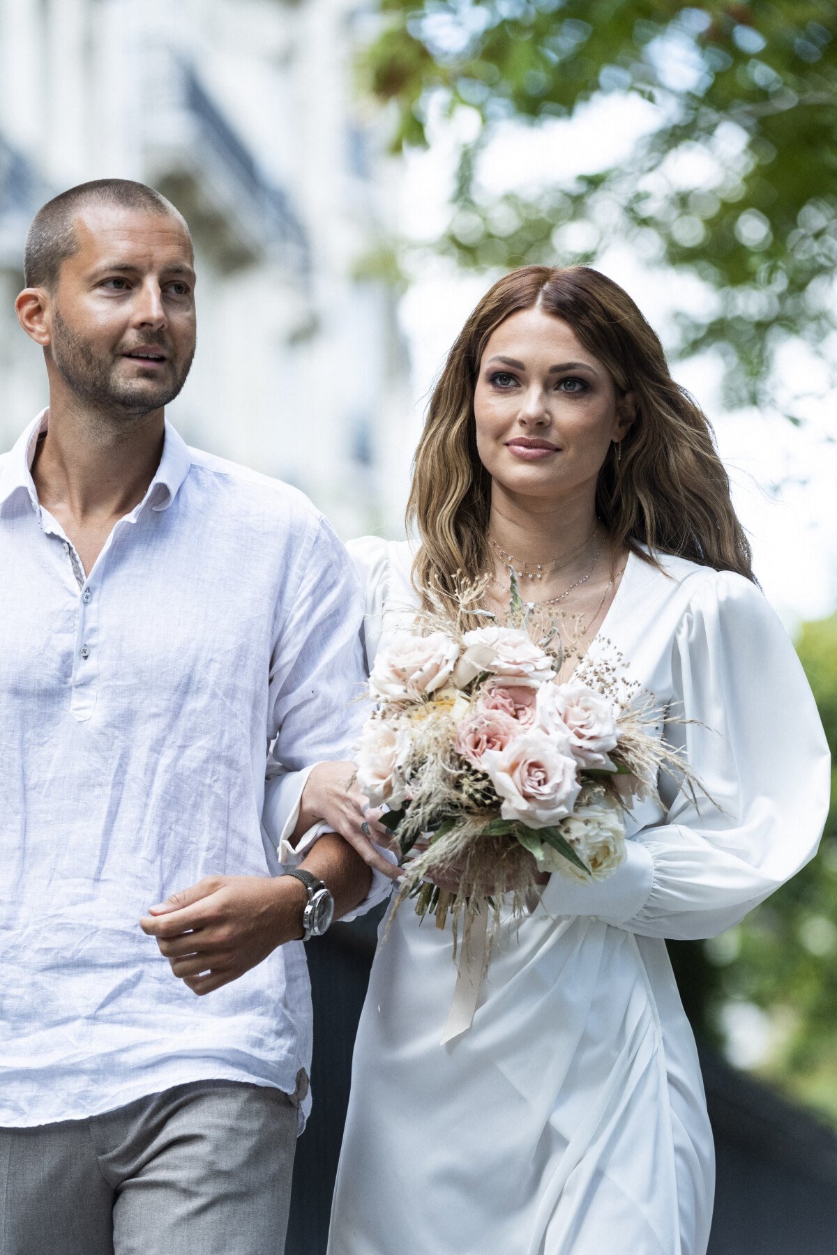 Photo Caroline Receveur et son frere Caroline Receveur et Hugo Philip arrivent a la Mairie du 16eme arrondissement a Paris pour leur mariage le 11 juillet 2020. Purepeople